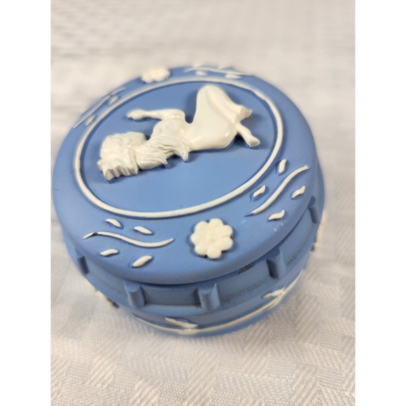 VINTAGE WEDGWOOD BLUE JASPERWARE STYLE TRINKET BOX POWER BOX PRAYING GIRL Flower - Picture 4 of 7